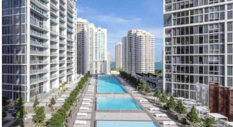 Beautiful rental apartment with hot tub & pool | Near Bayfront Park | Pet-friendly — photo 5