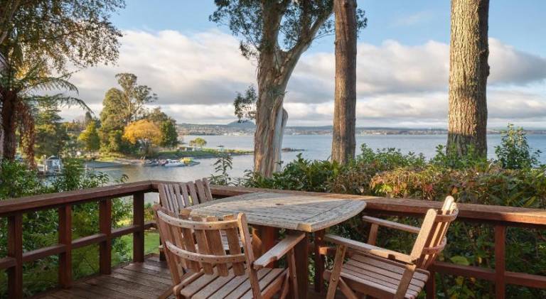 Ample serviced apartment with hot tub, yard & patio | Next to the beach | Dogs allowed — photo 2