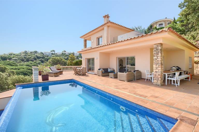 Villa with yard, private pool & grill | Garden view — photo 2