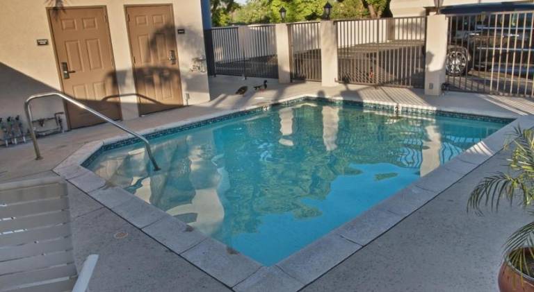 Burbank Inn and Suites — photo 2