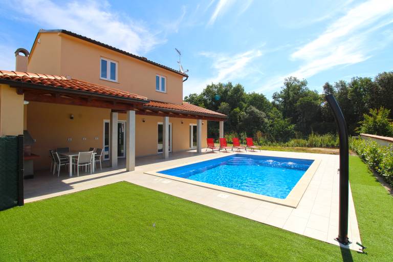 Family-oriented vacation home with BBQ, patio & pool | Pet-friendly — photo 2