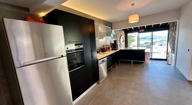 Fully equipped holiday apartment with heated pool, yard & hot tub | Pets allowed — photo 4