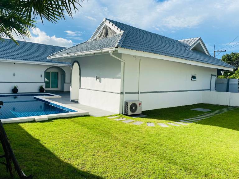 Villa with pool, hot tub & yard — photo 5