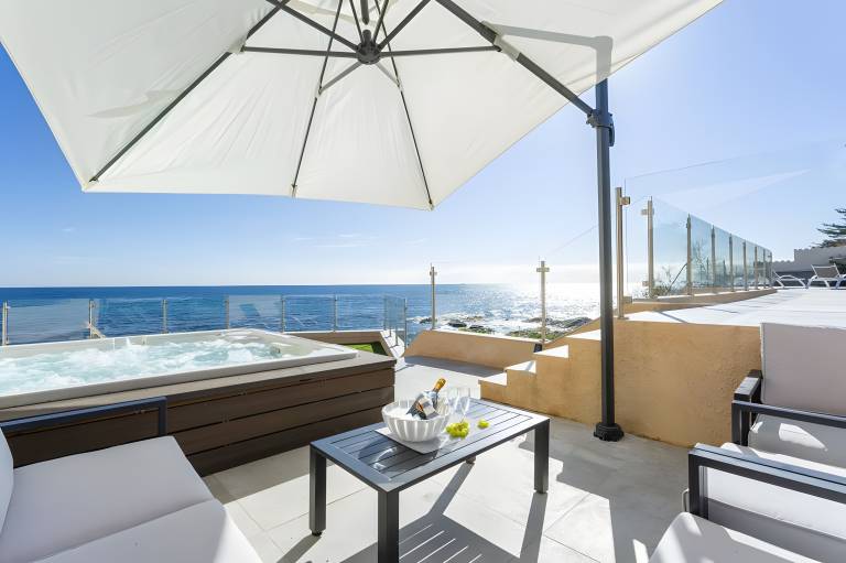 Fully equipped beautiful villa with garden, heated pool & jacuzzi | Sea view | Close to the beach | Pets allowed — photo 3