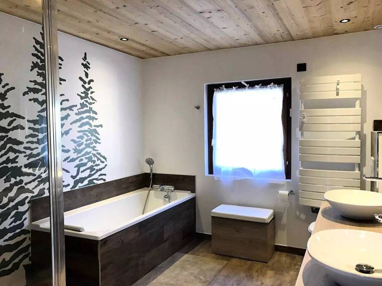 Chalet with barbeque & patio — photo 4