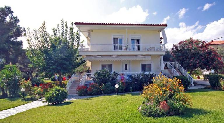 Serviced apartment with terrace, garden & BBQ | Suitable for remote work in Sithonia