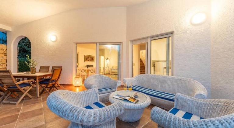 Villa with pool — photo 4