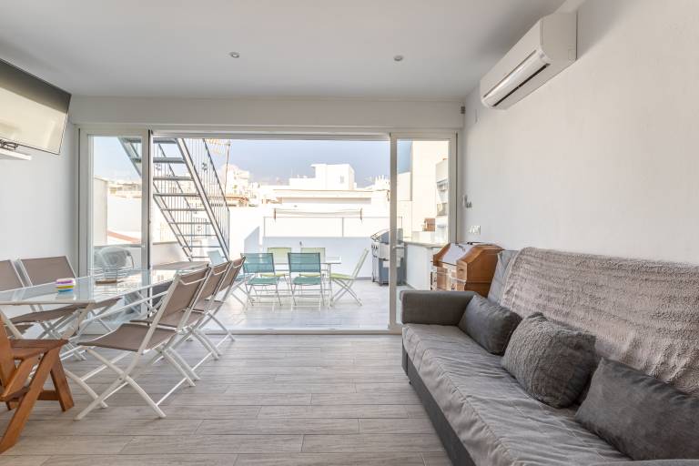 Vacation Home "Casa Familiar 8 personas" with Wi-Fi & Terrace; Pets Allowed — photo 2