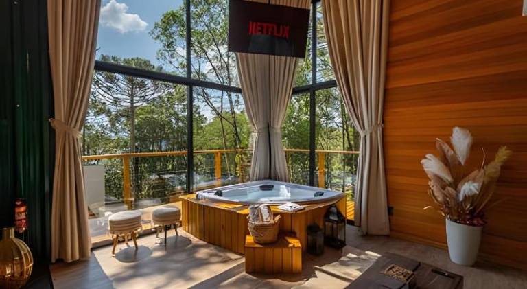 House with hot tub — photo 4
