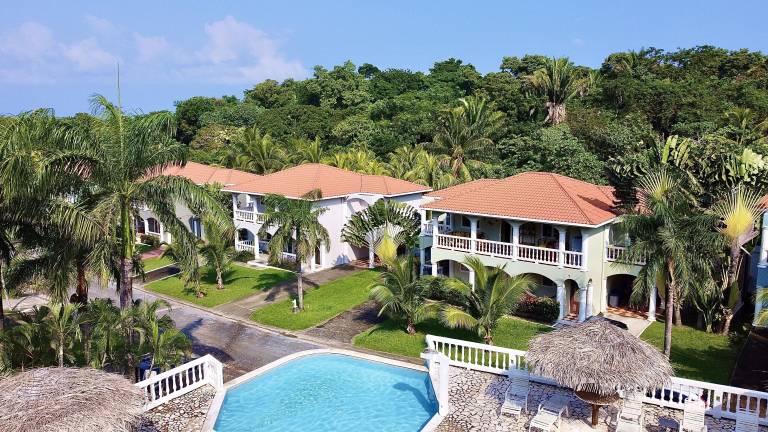 Villa  West End