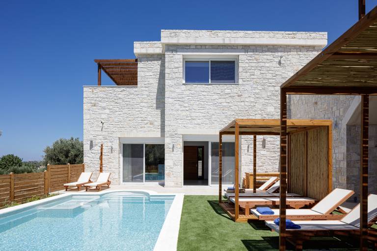 Villa with hot tub, private pool & barbeque — photo 5