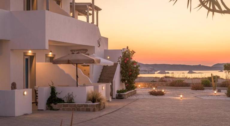 Serviced apartment with patio in Milos