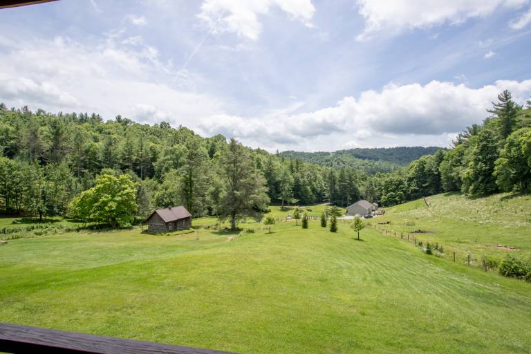 Family-friendly spacious cabin with hot tub, barbecue & yard | Mountain view | Pets allowed — photo 4