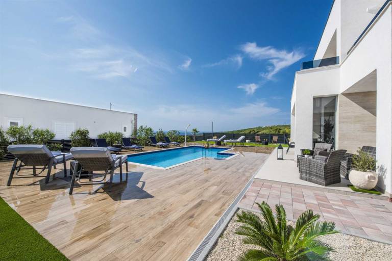 Villa with BBQ, terrace & private pool | Pool view — photo 2