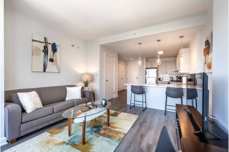 Private Apt with Gym Pool