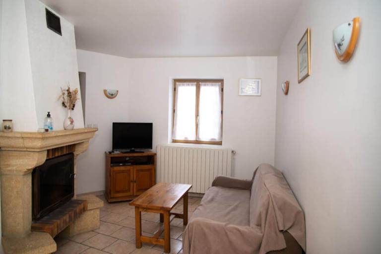 Apartment with terrace, BBQ & yard — photo 4