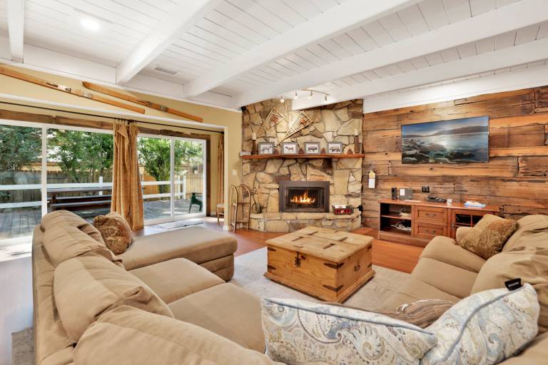 Cabin with hot tub, patio & BBQ | Lake view in Big Bear Lake, CA