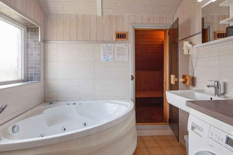 House with hot tub, garden & sauna — photo 5