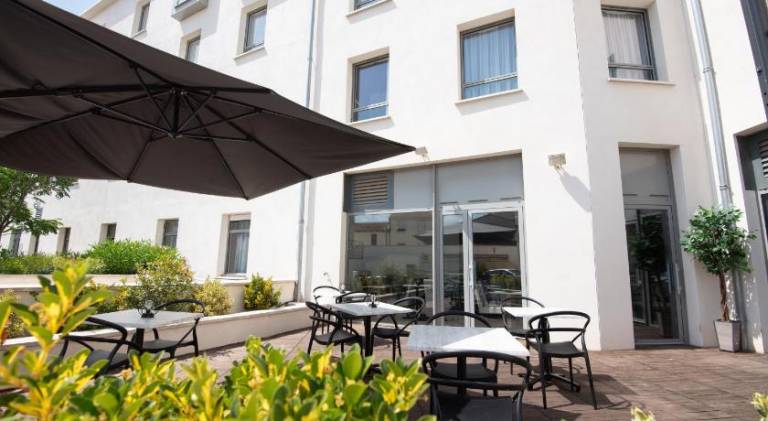 Serviced apartment with garden & patio | Perfect for remote work | Pets allowed — photo 3