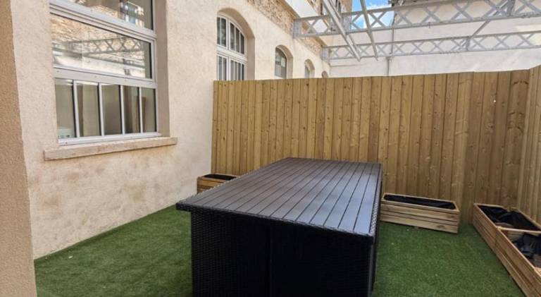 Apartment with yard & terrace — photo 5