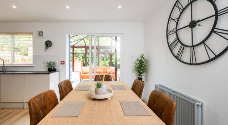 LANGLEY HOUSE Free Parking central LOCATION 5 bed all double with smart TV 3 BATHROOMS Loved by TRAD — photo 4