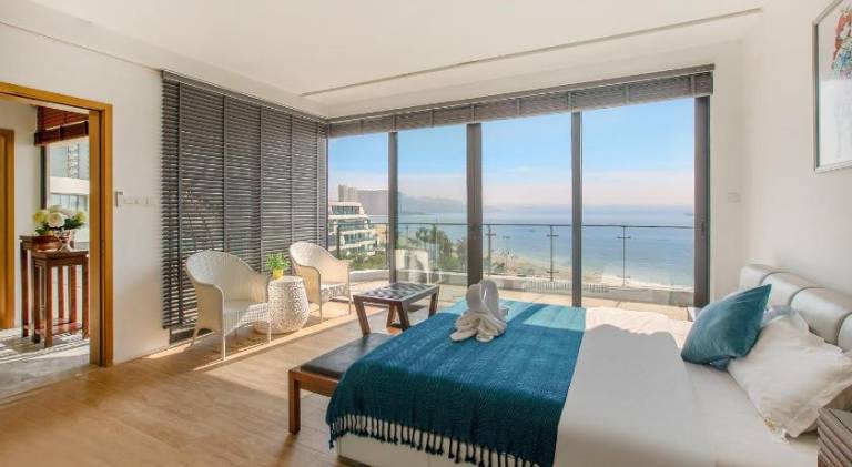 Serviced apartment with terrace, yard & pool | Pet-friendly — photo 2