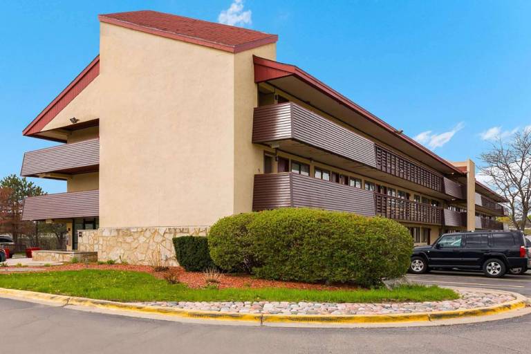 Super 8 by Wyndham Deerfield/Northbrook — photo 4