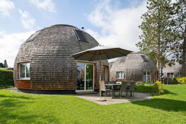 Design trifft Ruhe: Kugelhaus Chiara am Tollensesee mit Sauna, Kamin & Terrasse in Neustrelitz