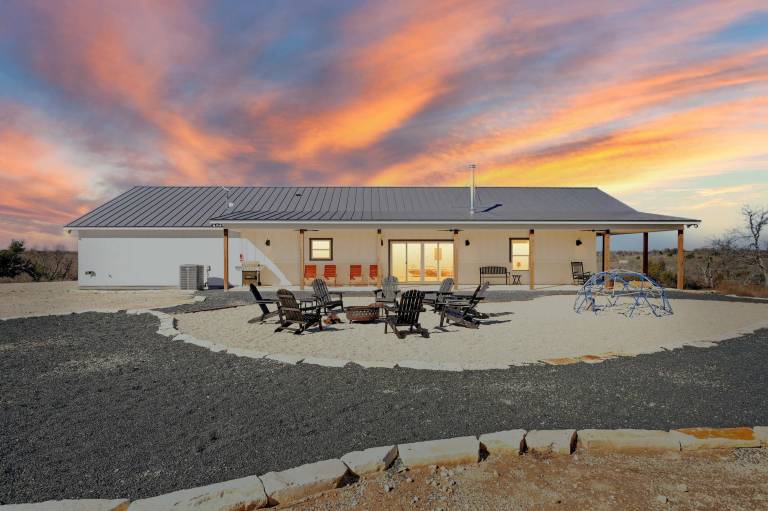 Secluded Hill Country Getaway Stunning Views Fire Pit 15 Min to Main Street 12 Guests — photo 4
