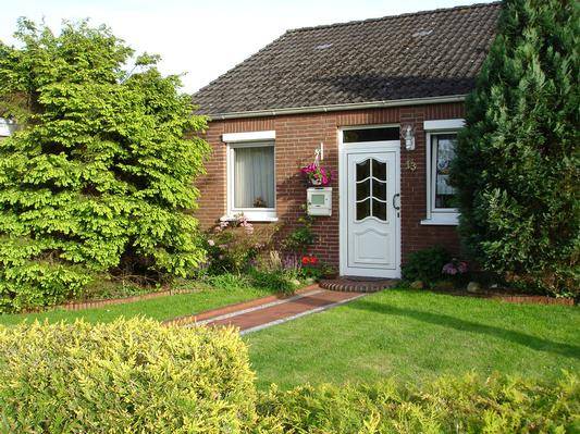 Ferienhaus in Hage mit Garten, Terrasse und Grill
