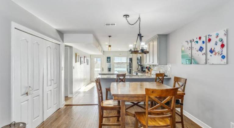 Vacation home with pool | Beach nearby | Pet-friendly — photo 4