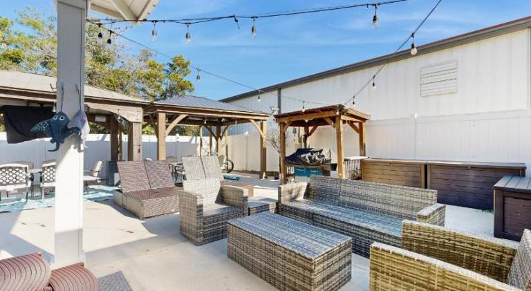 Gorgeous coastal home dog friendly private hot tub & close to beach — photo 4