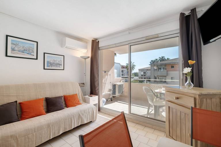 Studio with terrace & pool | Pet-friendly — photo 2