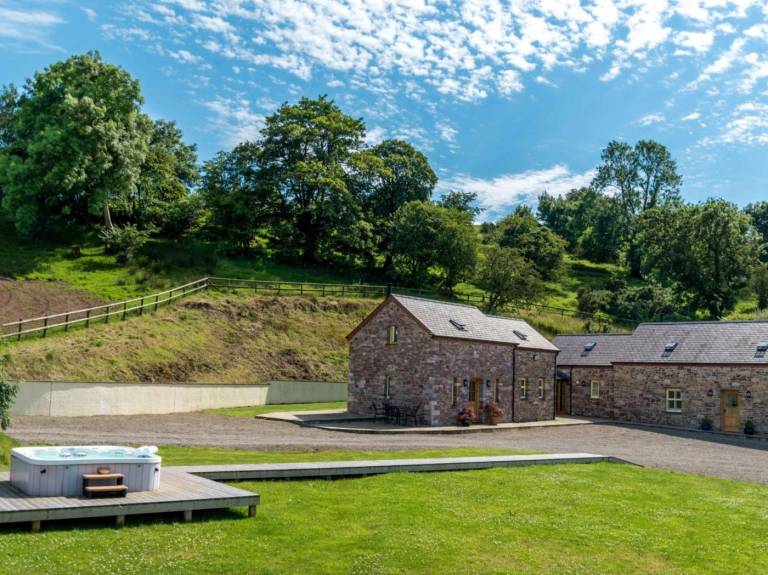 Cottage with terrace, garden & jacuzzi — photo 2