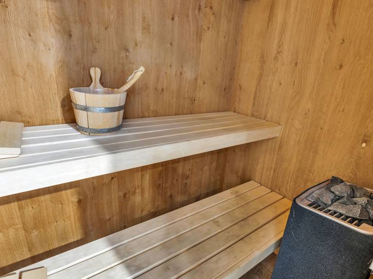 Vacation home with terrace, sauna & hot tub — photo 5