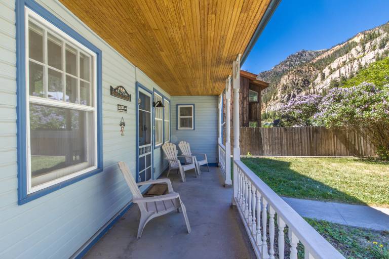 Cozy Downtown Pet Friendly Home with Fiber Internet! Fenced Outdoor Area! — photo 3