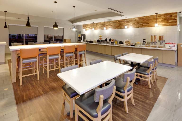 La Quinta Inn & Suites by Wyndham Dallas Love Field — photo 4