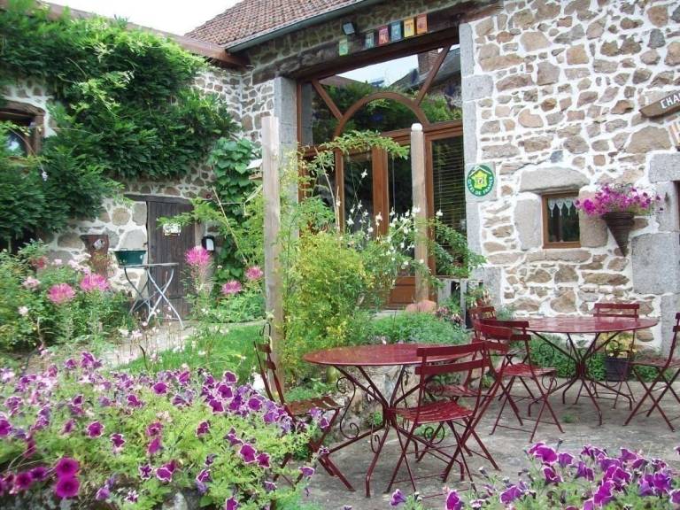 Gite with yard & terrace — photo 4