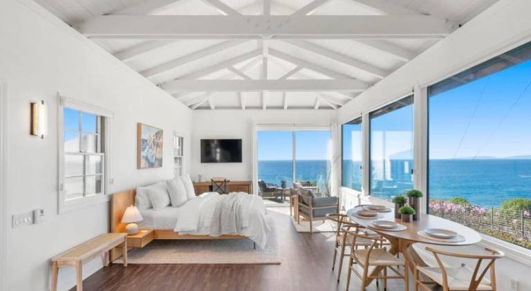 Distinguished Oceanfront Point Estate with Iconic Beach Mountain Vistas — photo 2