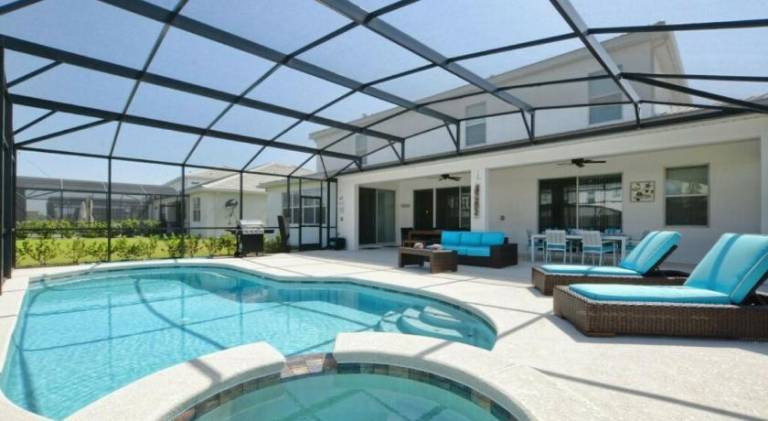 House with pool — photo 4