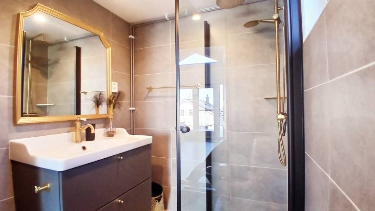 Loft-Sleeps5-Parking-Spa-LakeViews-PetFriendly — photo 5