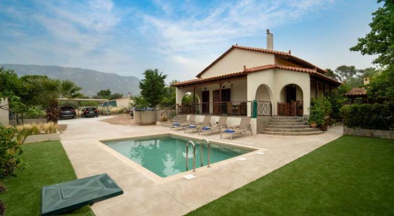 Villa with patio, grill & hot tub in Loutraki-Agioi Theodoroi