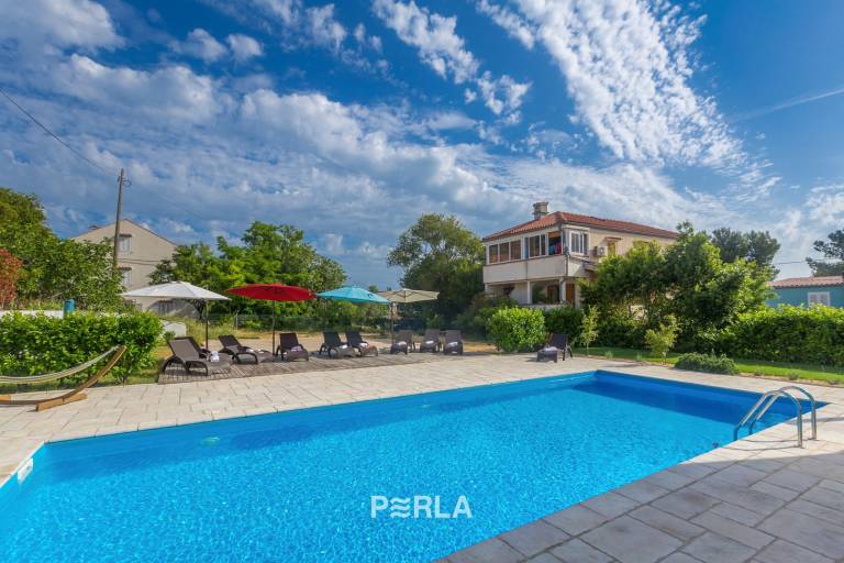 Fully equipped holiday apartment with grill, yard & private pool | Pet-friendly — photo 4