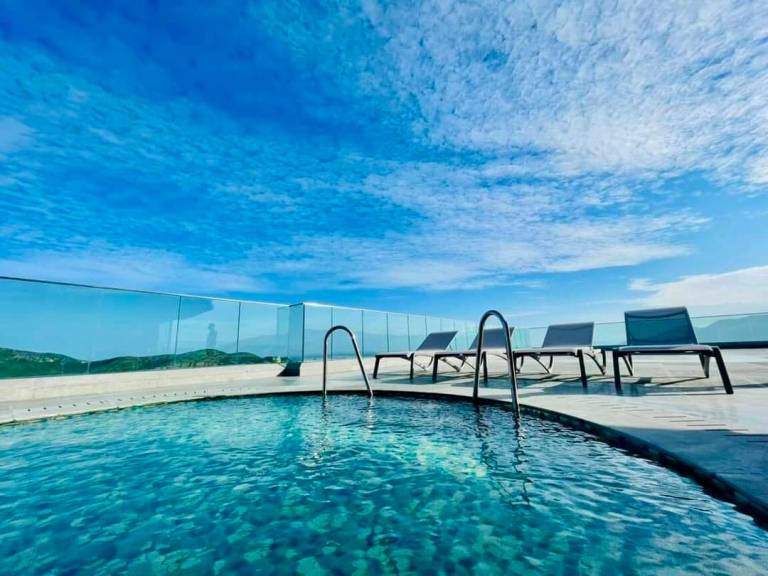 Apartment with pool & hot tub — photo 3