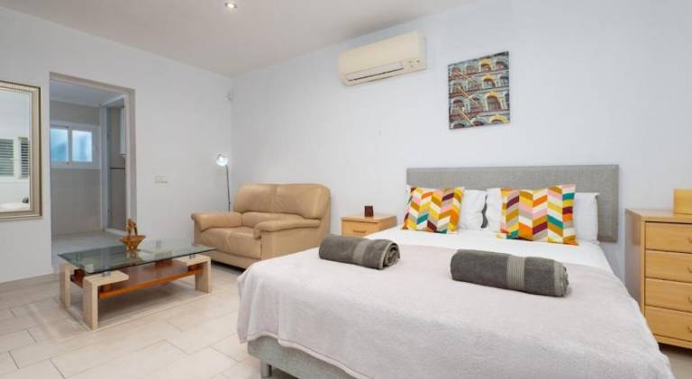 Pleasant villa with yard, private pool & grill | Dogs allowed — photo 2