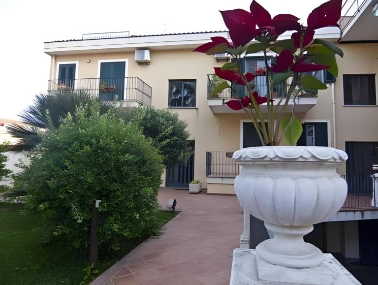 Serviced apartment with garden, terrace & grill in Riposto