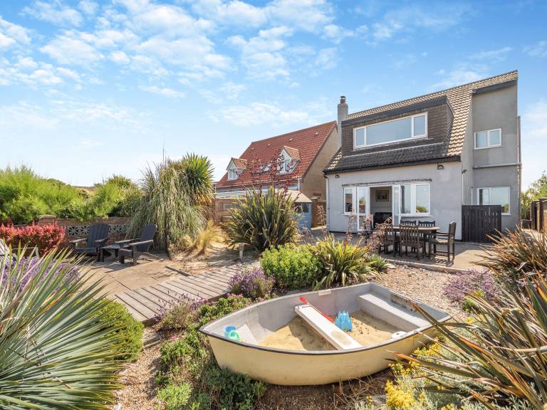 Discover England's east coast with a Winterton-on-Sea holiday letting - HomeToGo