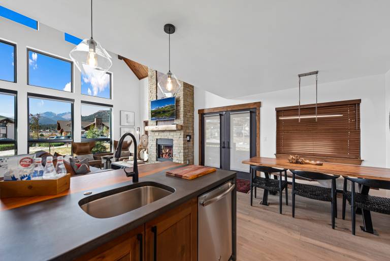 The Bear's Getaway - Jacuzzi, Indoor/Outdoor Fireplace, Fantastic Location! — photo 5
