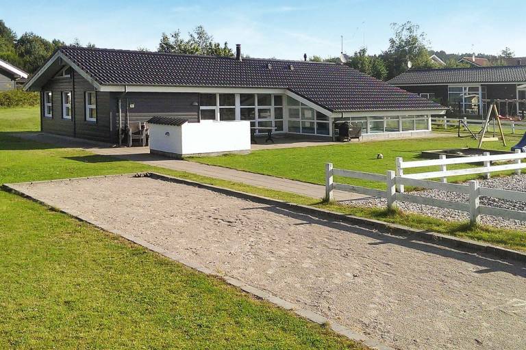 House with BBQ, terrace & hot tub in Ebeltoft