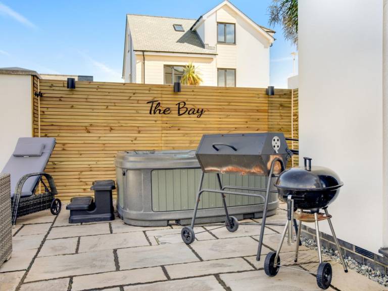 Fully equipped charming cottage with terrace, yard & hot tub | Water view | Pets are welcome — photo 5